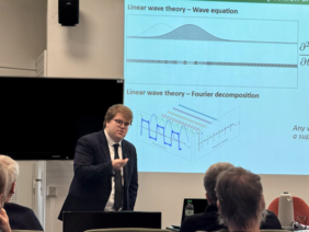 Photo de Loïc Fache soutenant sa thèse devant un jury (image)