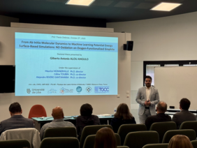 Photo de Gilberto Alou soutenant sa thèse devant un jury (image)